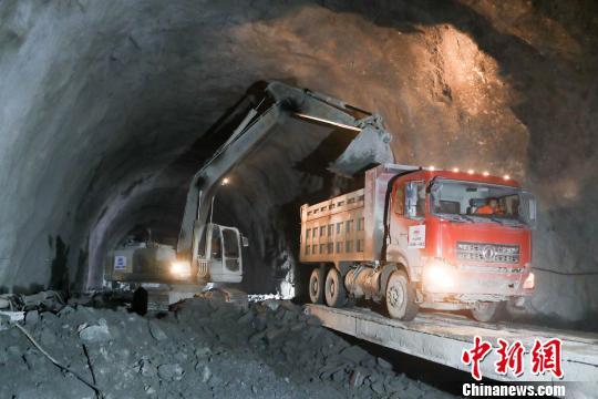 成昆鐵路復線四川境內貫通首座特長隧道 施工專業作業
